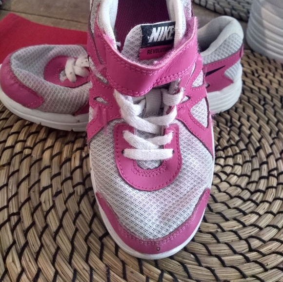 Nike Revolution 2 girls sneakers size 13c Velcro - Picture 2 of 6
